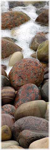 Kindskopfgroe Steine in der Ostsee, gesehen in Schweden auf der Insel Blå Jungfrun