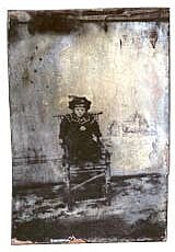 Uralt-Fotografie auf einem versilberten Eisenblech - vermutlich musste das Kind mehrere Minuten (!) fr dieses Foto stillhalten